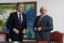 Americký minister zahraničných vecí Antony Blinken (vľavo) sa rozpráva s brazílskym prezidentom Luizom Ináciom Lulom Da Silvom počas ich stretnutia v prezidentskom paláci Planalto v Brazílii. FOTO: TASR/AP