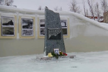 Kvety a portrét zosnulého ruského opozičného lídra Alexeja Navaľného, ktoré položila jeho matka Ľudmila Navaľná k pamätníku obetí politických represálií, aby si uctila pamiatku svojho syna Alexeja v meste Salechard na Sibíri. FOTO: TASR/AP