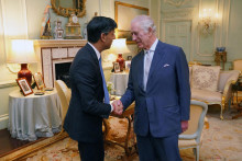 Kráľ Karol III. sa v Buckinghamskom paláci stretáva s premiérom Rishi Sunakom. FOTO: Reuters