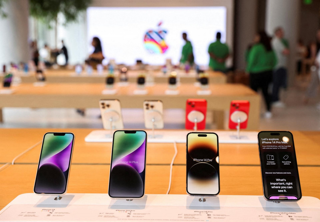 Smartfóny Apple iPhone v obchode Apple Store. FOTO: REUTERS