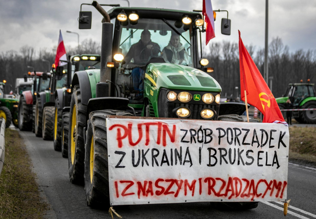 Protest poľských farmárov. Na transparente znie: ”Putin, urob s Ukrajinou, Bruselom a našou vládou poriadok”. FOTO: Reuters