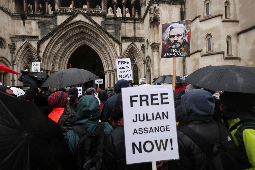 Priaznivci zakladateľa WikiLeaks Juliana Assangea protestovali pred najvyšším súdom v Londýne proti jeho vydaniu do Spojených štátov. FOTO: Reuters