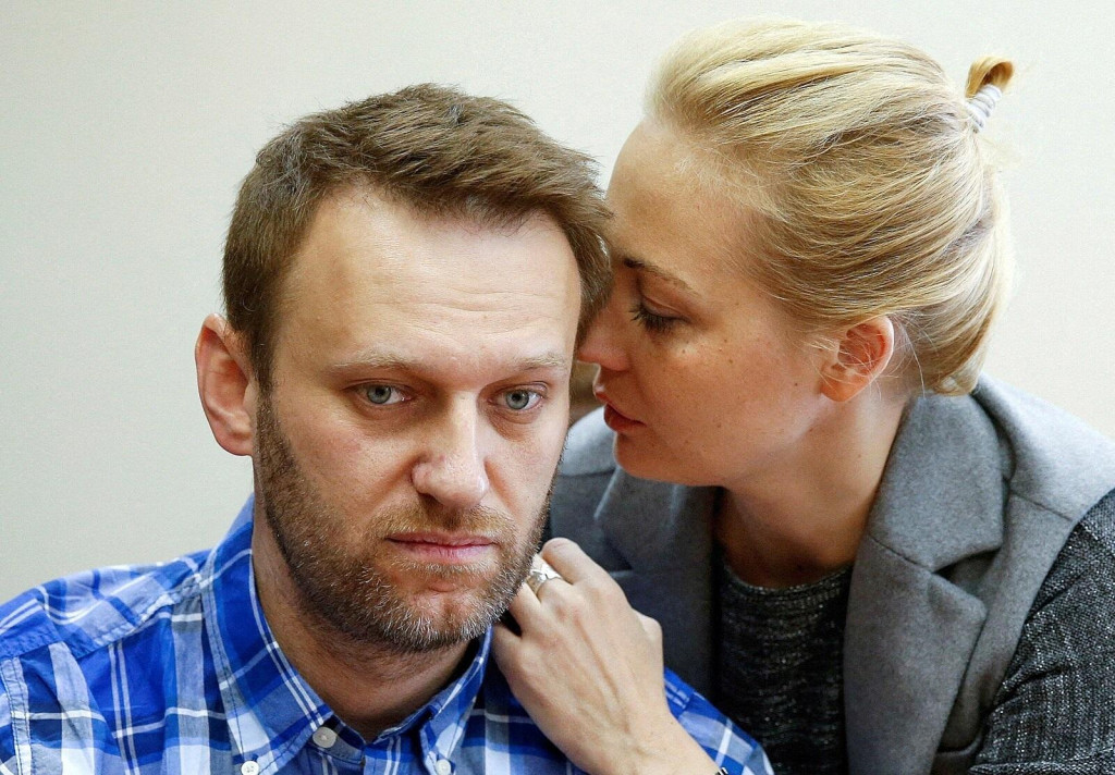 Alexej Navaľnyj a jeho žena Julia počas pojednávania moskovského súdu v roku 2015. FOTO: Reuters