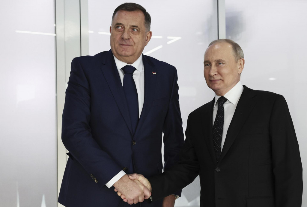 Ruský prezident Vladimir Putin a vodca bosniackych Srbov Milorad Dodik. FOTO: TASR/AP