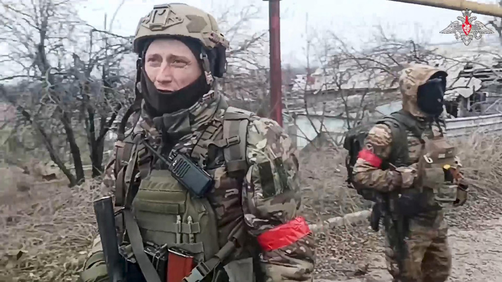 Ruskí vojaci kráčajú po odstranení mín v meste Avdijivka na Ukrajine. FOTO: TASR/AP