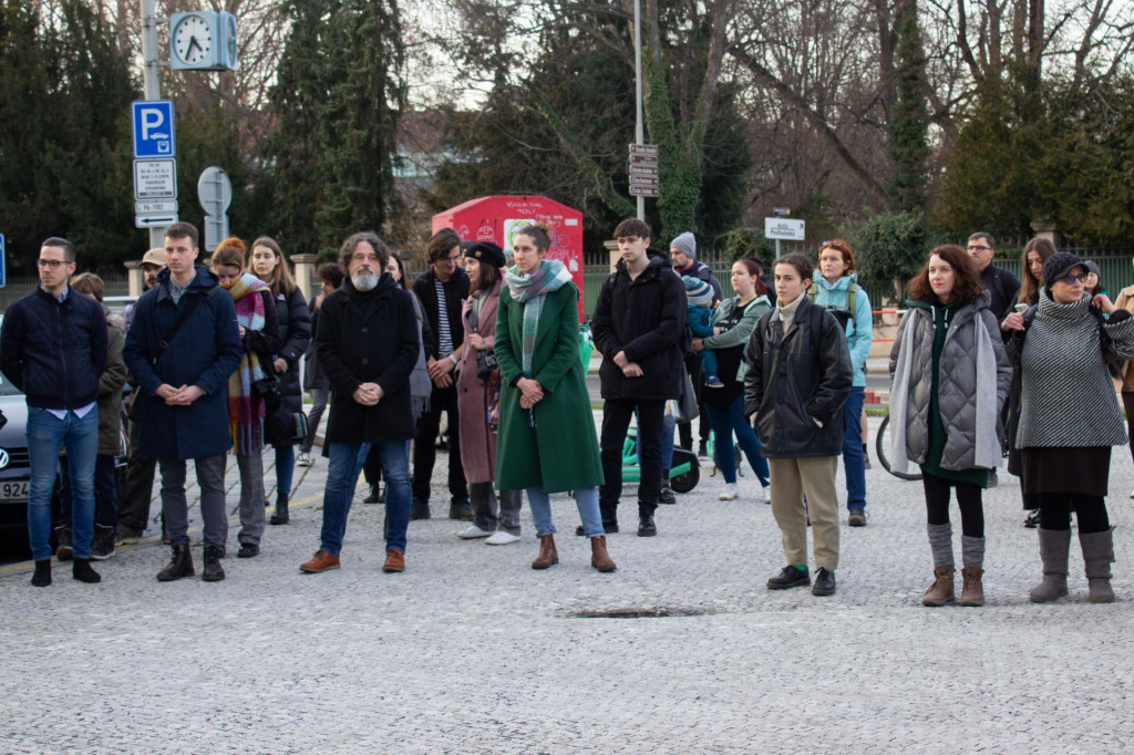 Asi stovka ľudí sa zišla pred slovenským veľvyslanectvom v Prahe, aby si pripomenuli pamiatku zavraždeného novinára Jána Kuciaka a jeho snúbenice Martiny Kušnírovej. FOTO: TASR/Barbora Vizváryová