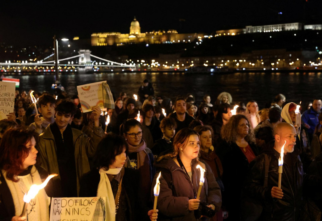 Ľudia pochodujú na proteste solidarity s obeťami po odstúpení maďarskej prezidentky Katalin Novakovej.  FOTO: Reuters