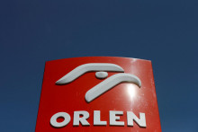 FILE PHOTO: The logo of PKN Orlen, Poland‘s top oil refiner, is pictured at petrol station in Warsaw, Poland April 25, 2019. REUTERS/Kacper Pempel/File Photo FOTO: Kacper Pempel