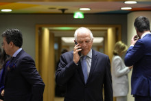Šéf diplomacie Európskej únie Josep Borrell telefonuje počas príchodu na zasadnutie ministrov zahraničných vecí členských krajín Únie. FOTO: TASR/AP