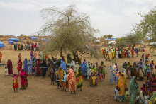 Vysídlení Sudánčania sa zhromažďujú v utečeneckom tábore zo západosudánskeho regiónu Darfúr v roku 2004. FOTO: TASR/AP