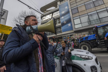 Protest poľnohospodárov sa sústredil na odkaz Bruselu. Traktory odstavili pred zastúpením Európskej komisie v Bratislave. FOTO: TASR/J. Novák