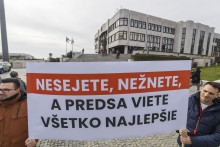 Farmári s transparentom pred budovou parlamentu počas celoslovenského protestu farmárov a poľnohospodárov v Bratislave. FOTO: TASR/Jaroslav Novák