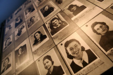 Fotografie obetí holokaustu v Osvienčime. FOTO: HN/Peter Mayer