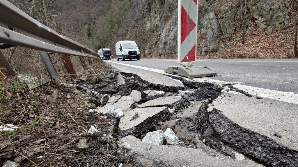 Poškodená vozovka po páde skál na ceste I/18 v katastrálnom území Strečna. FOTO: TASR/Erika Ďurčová