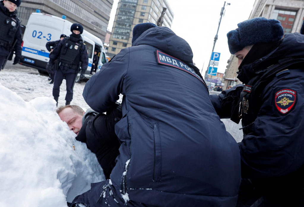 Policajti zadržali muža počas zhromaždenia na pamiatku vodcu ruskej opozície Alexeja Navaľného pri pamätníku obetiam politických represií v Moskve. FOTO: Reuters