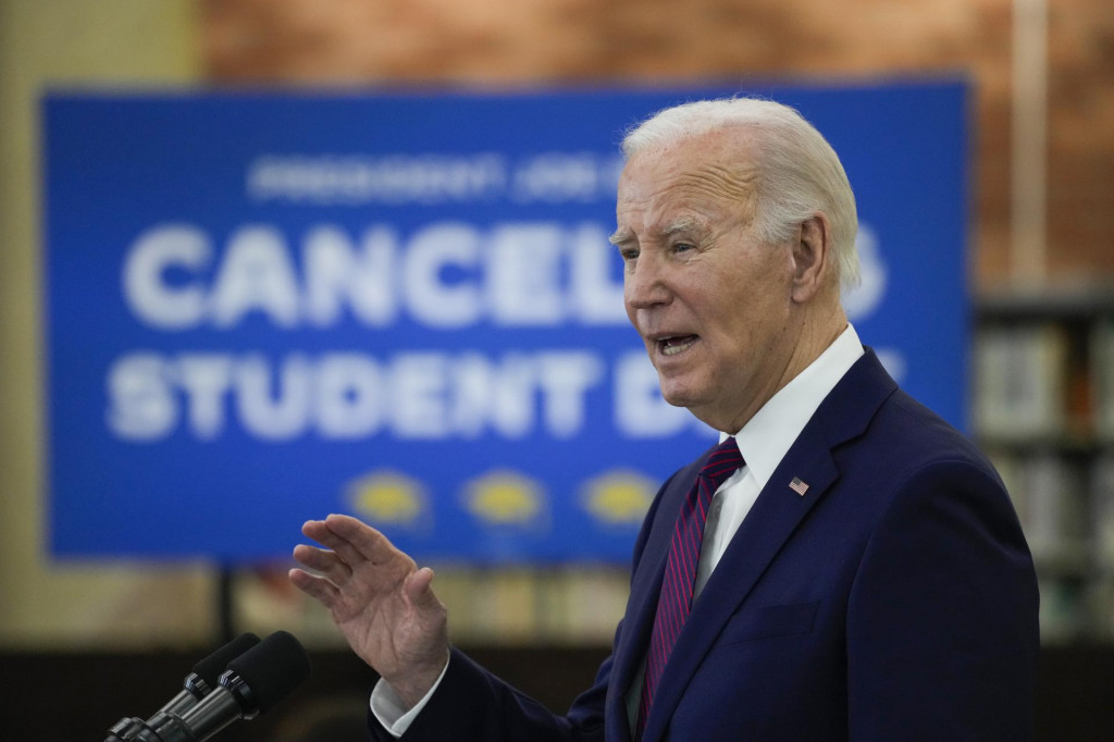 Americký prezident Joe Biden gestikuluje v knižnici v kalifornskom Culver City v rámci svojej trojdňovej predvolebnej kampane v Kalifornii. FOTO TASR/AP