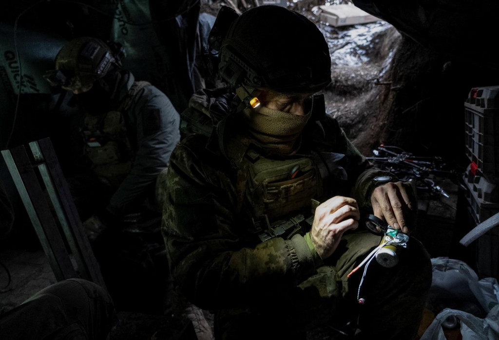 Ukrajinský vojak pripravuje granát pre bezpilotné lietadlo neďaleko mesta Avdjivka. FOTO: Reuters