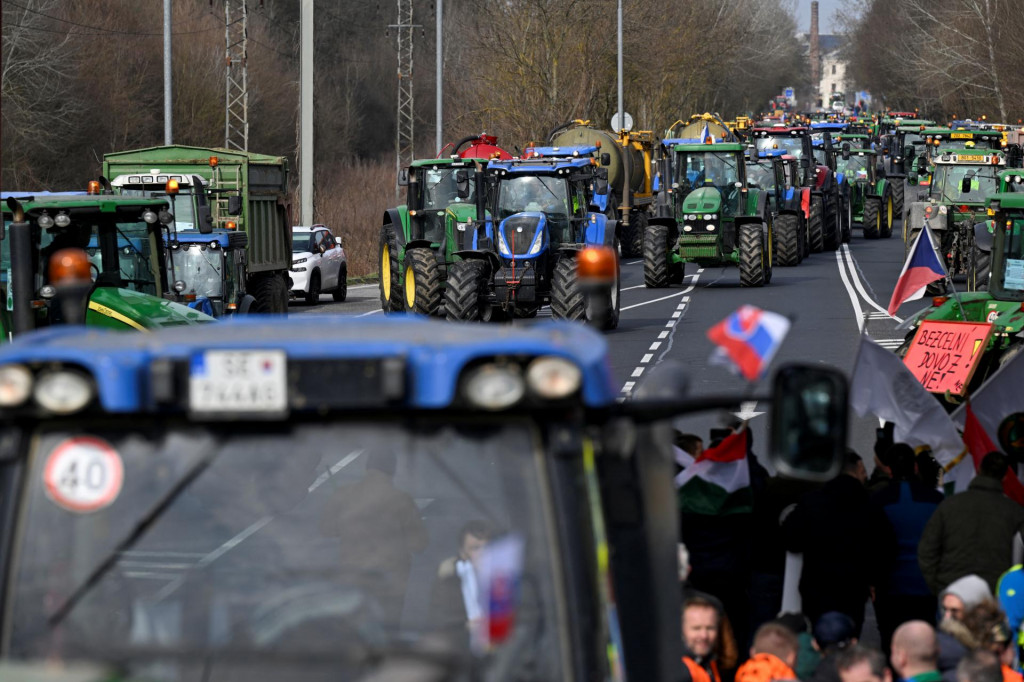 Farmári protestujú na hraničnom priechode medzi Holíčom a českým Hodonínom. FOTO: Reuters