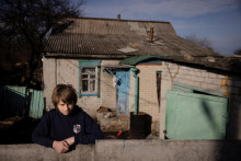 Trinásťročný Mykyta stojí pred svojím domom v dedine Tetianivka na Ukrajine. FOTO: Reuters