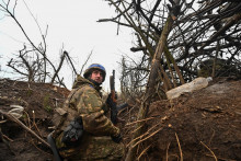 Ukrajinský vojak pri frontovej dedine Robotyne  v Záporožskej oblasti. FOTO: Reuters