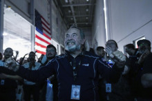 Dan Harrison, konštruktér hlavného riadiaceho počítača motora spoločnosti Intuitive Machines, sa teší s kolegami v Houstone po pristátí amerického lunárneho modulu Odysseus na povrchu Mesiaca. FOTO: TASR/AP