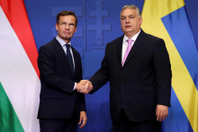 Švédsky premiér Ulf Kristersson a maďarský premiér Viktor Orbán. FOTO: Reuters