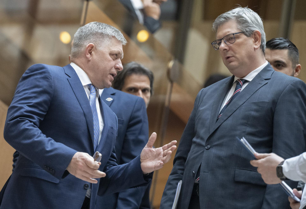 Minister spravodlivosti Boris Susko a premiér Robert Fico (obaja Smer-SD) pretláčajú už druhú zmenu Trestného zákona, zatiaľ čo odďaľujú platnosť tej prvej. FOTO: TASR/M. Baumann