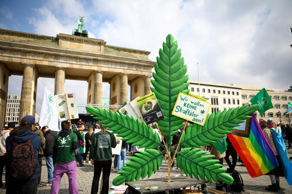 Ľudia sa v Berline stretávajú demonštrácii za okamžitú dekriminalizáciu marihuany.  FOTO: Reuters