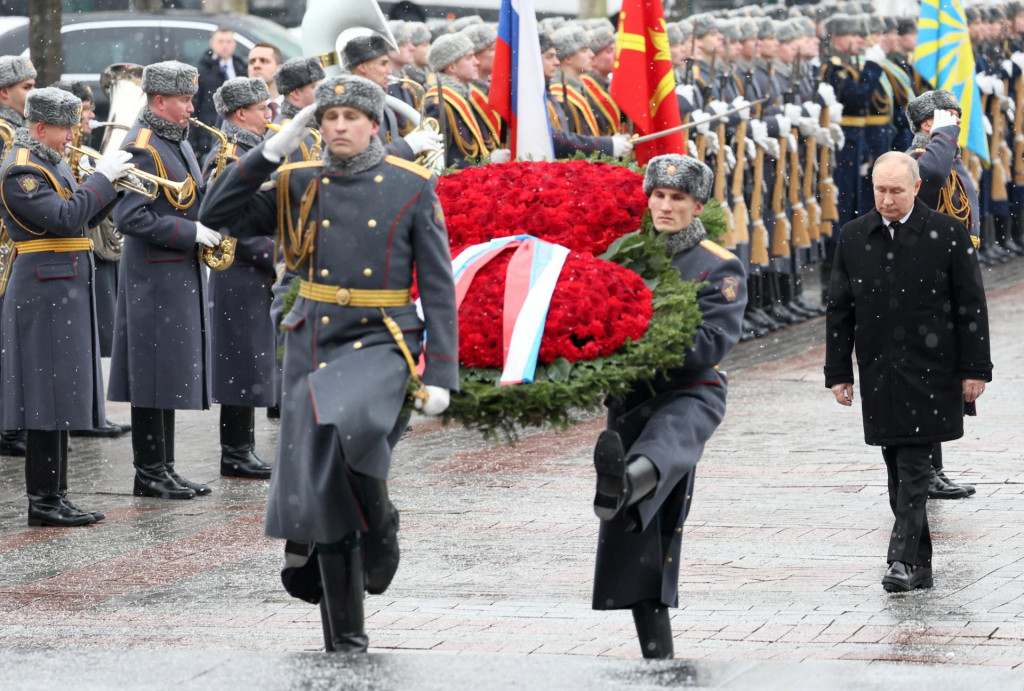 Ruský prezident Vladimir Putin sa zúčastňuje na slávnostnom kladení vencov pri príležitosti Dňa obrancov vlasti pri hrobe neznámeho vojaka pri kremeľskom múre v Moskve. FOTO: Reuters