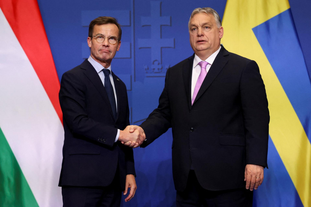 Švédsky premiér Ulf Kristersson a maďarský premiér Viktor Orbán. FOTO: Reuters
