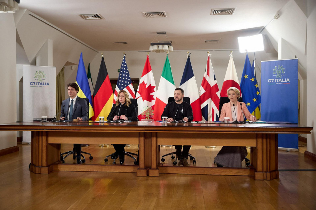 Ukrajinský prezident Volodymyr Zelenskij, predsedníčka Európskej komisie Ursula von der Leyenová, talianska premiérka Giorgia Meloniová a kanadský premiér Justin Trudeau sa zúčastňujú videokonferencie s lídrami G7 pri príležitosti druhého výročia ruskej invázie na Ukrajinu v Kyjeve na Ukrajine. FOTO: Reuters/Kancelária ukrajinského prezidenta