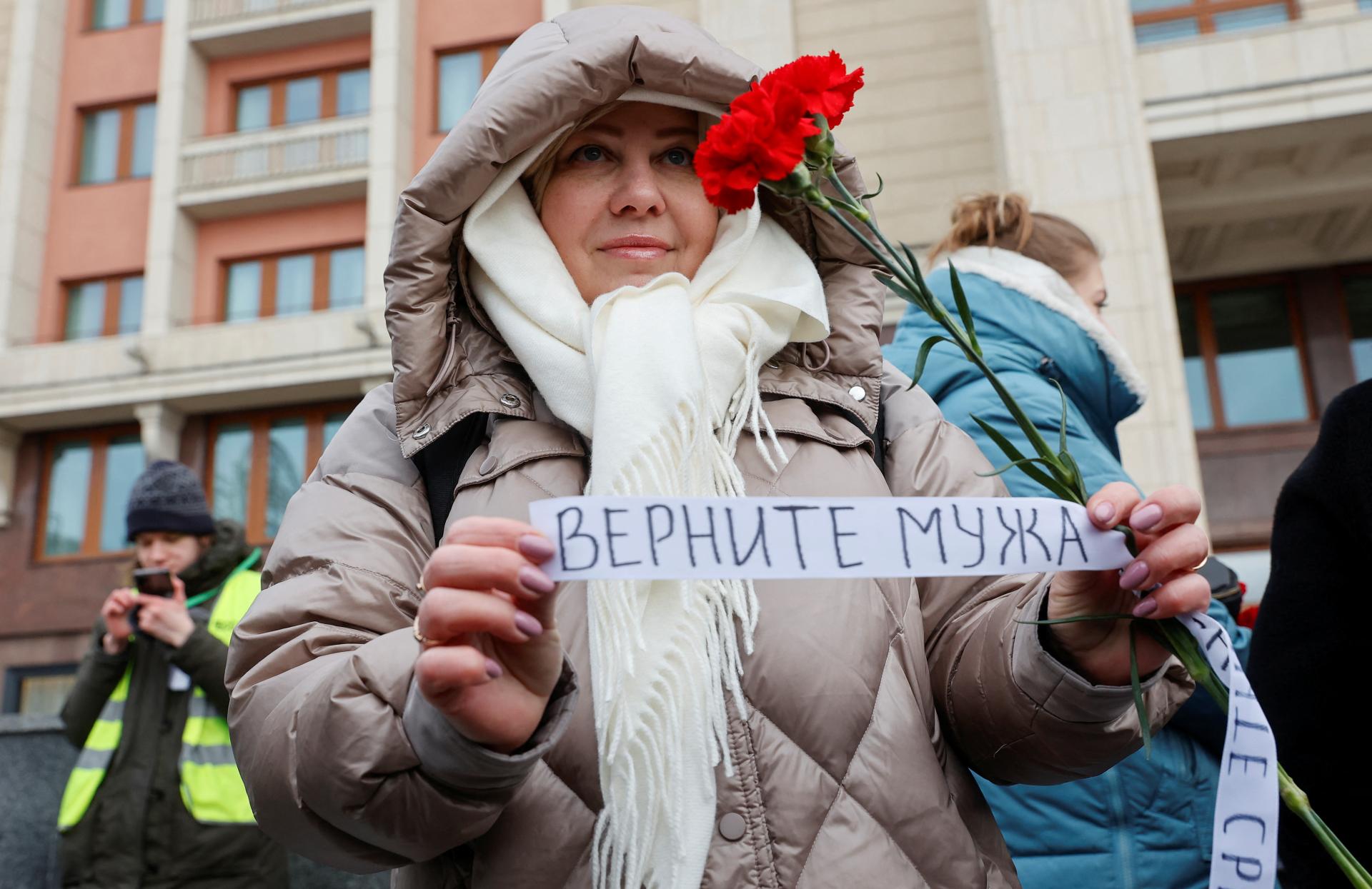 Na moskovskej akcii žien zmobilizovaných vojakov sa zatýkalo, hlásia médiá