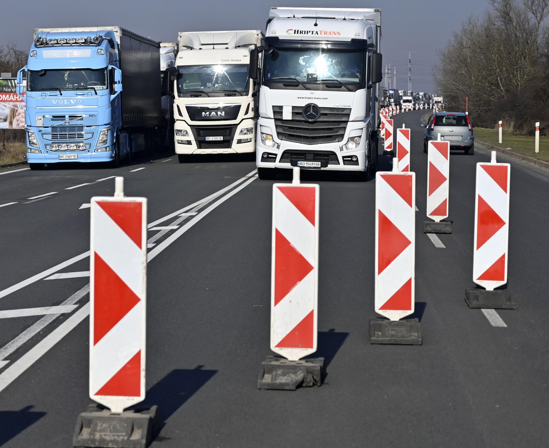 Vstup kamiónov zo Slovenska na Ukrajinu cez Maďarsko je zastavený. Poľská blokáda pokračuje