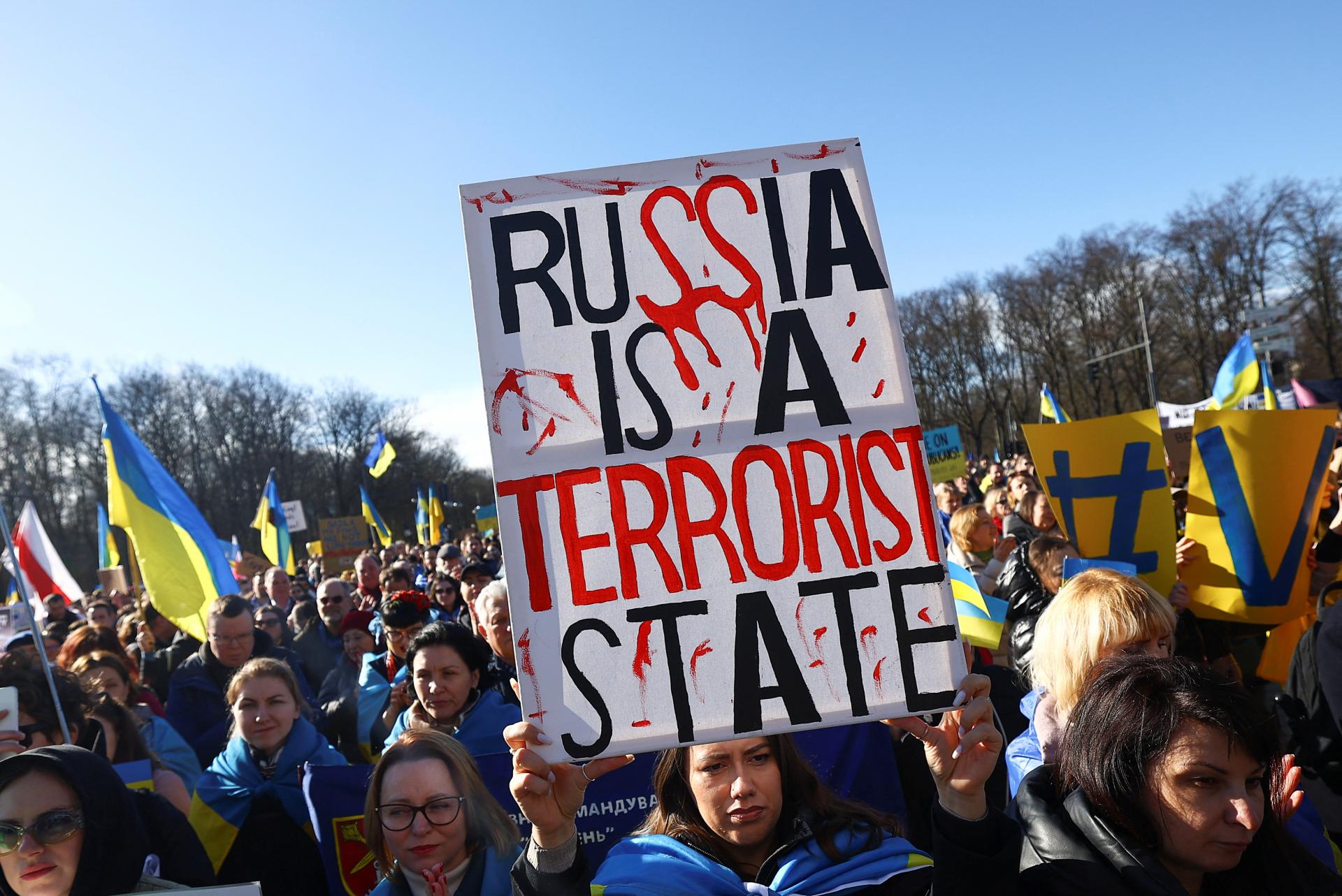 Zhromaždeniami si v Berlíne a Rige pripomenuli výročie invázie na Ukrajinu