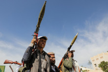 Husíovci nesúci raketomety sa zúčastňujú na prehliadke v rámci mobilizačnej kampane „ľudovej armády“ tohto hnutia v jemenskom meste Sanaa. FOTO: Reuters