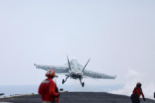 Stíhačka F/A-18E Super Hornet bola katapultovaná z letovej paluby lietadlovej lode USS Dwight D. Eisenhower v južnej časti Červeného mora. FOTO: Reuters