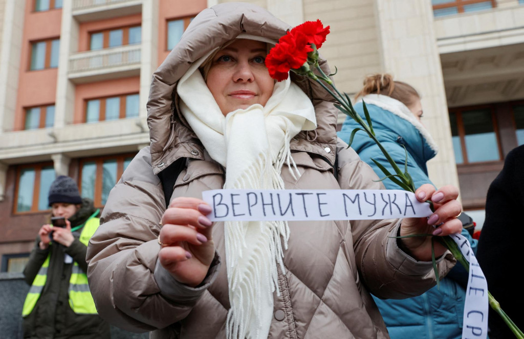 Manželka zmobilizovaného vojaka, ktorý sa pridal k ruským ozbrojeným silám zapojeným do vojenskej kampane na Ukrajine, prichádza spolu s členkami ženského hnutia „Cesta domov“ položiť kvety k Hrobu neznámeho vojaka pri kremeľskom múre. FOTO: Reuters