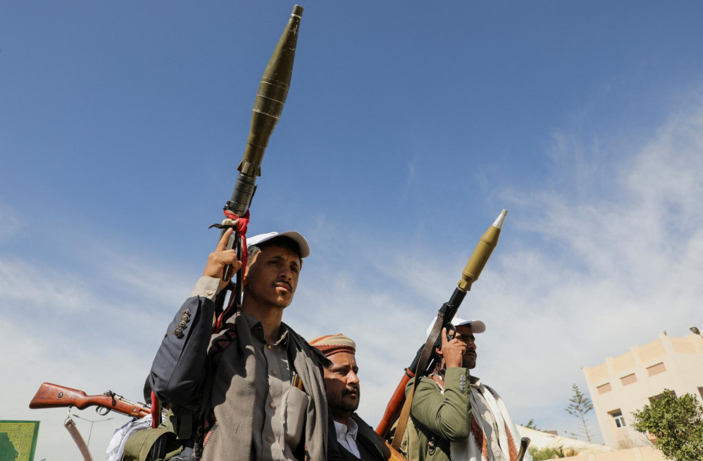 Husíovci nesúci raketomety sa zúčastňujú na prehliadke v rámci mobilizačnej kampane „ľudovej armády“ tohto hnutia v jemenskom meste Sanaa. FOTO: Reuters