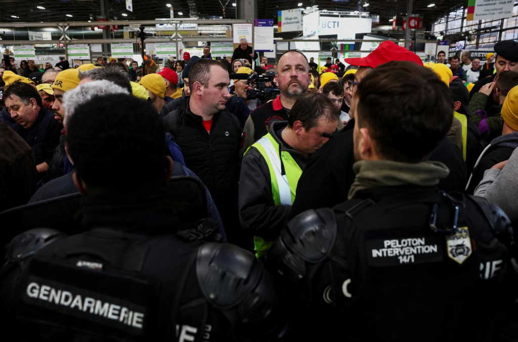 Členovia francúzskej polície počas protestu farmárov vo výstavnom centre Porte de Versailles. FOTO: Reuters
