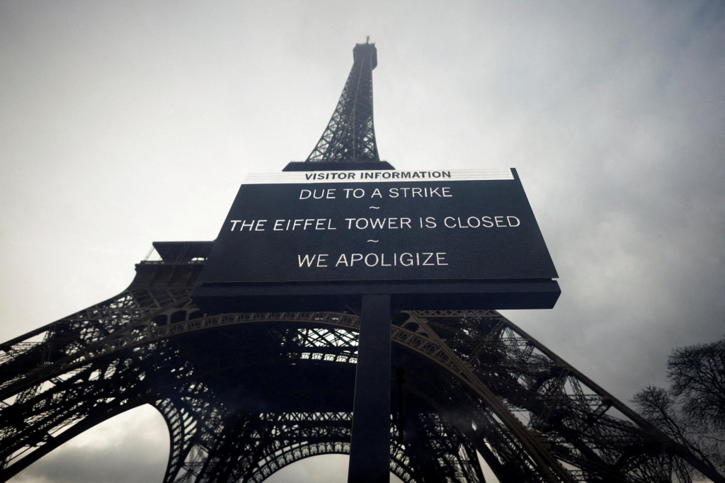 Pred Eiffelovou vežou v Paríži visí tabuľa s nápisom ”Z dôvodu štrajku je Eiffelova veža zatvorená. Ospravedlňujeme sa”. FOTO: Reuters