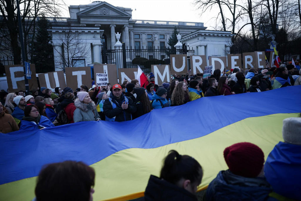 Ľudia sa zúčastňujú demonštrácie pred ruskou ambasádou pri príležitosti druhého výročia rozsiahlej ruskej invázie na Ukrajinu vo Varšave. FOTO: Reuters