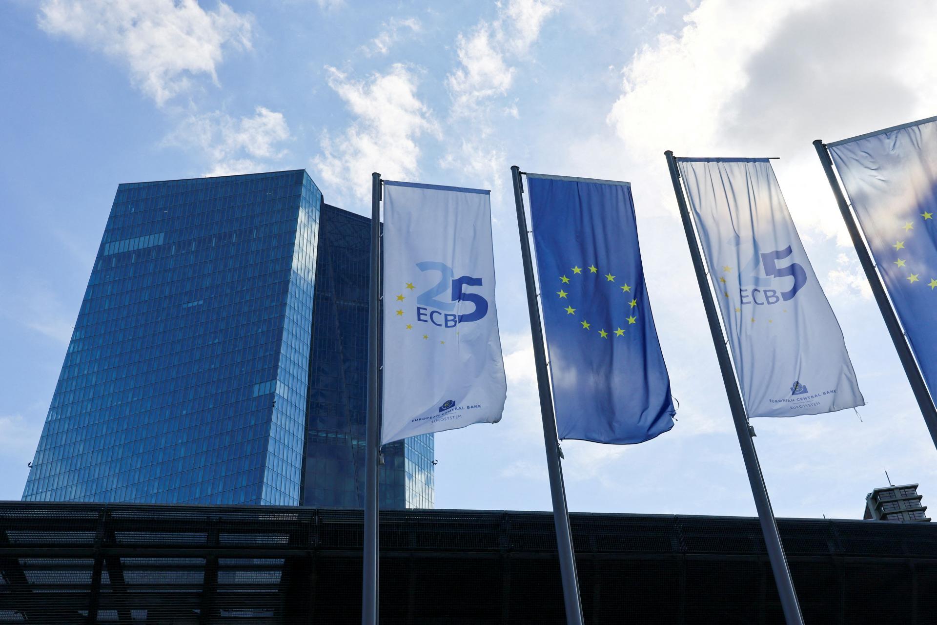 Únia musí investovať aspoň 500 miliárd eur ročne, aby sa vyrovnala Spojeným štátom, tvrdí exguvernér ECB​