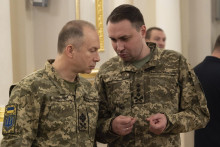 Veliteľ ozbrojených síl Ukrajiny Olexandr Syrskyj (vľavo) a šéf vojenskej tajnej služby (GUR) Kyryl Budanov. FOTO: TASR/AP

