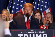 Republikánsky kandidát na prezidenta a bývalý prezident USA Donald Trump pred republikánskymi prezidentskými primárkami v Južnej Karolíne. FOTO: Reuters