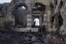 Ruský raketový útok zasiahol budovy v meste Kosťantynivka na východe Ukrajine. FOTO TASR/AP
