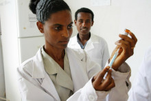 Príprava vakcíny proti osýpkam v Etiópii FOTO: Flickr