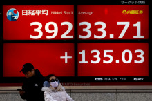 Burzový index Nikkei 225 láme rekordy, no japonský jen je odsúdený na zatratenie 34-ročného minima. FOTO: REUTERS