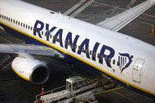 Lietadlo leteckej spoločnosti Ryanair stojí na letisku v Kolíne nad Rýnom. FOTO: TASR/DPA