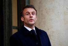 Prezident Emmanuel Macron oznámil skúšobnú prevádzku uniforiem na približne 100 školách. FOTO: Reuters