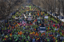 Farmári sa presúvajú pred budovu zastupiteľského úradu Európskej komisie v Madride. FOTO: TASR/AP